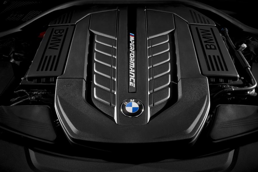 Моторный отсек BMW M760Li xDrive (G12) 2016 года  (WW) (фото 12 из 25)
